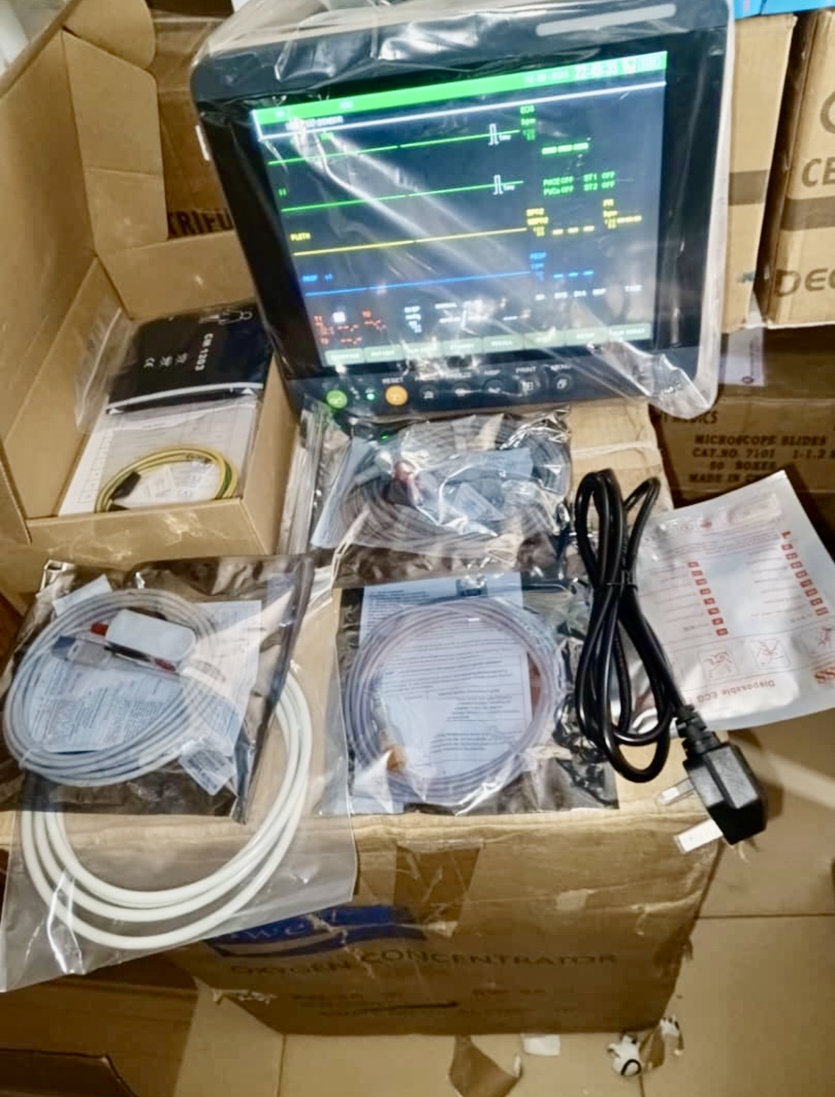 Qualitex Multi-Parameter Patient Monitor (12.1-Inch) 1