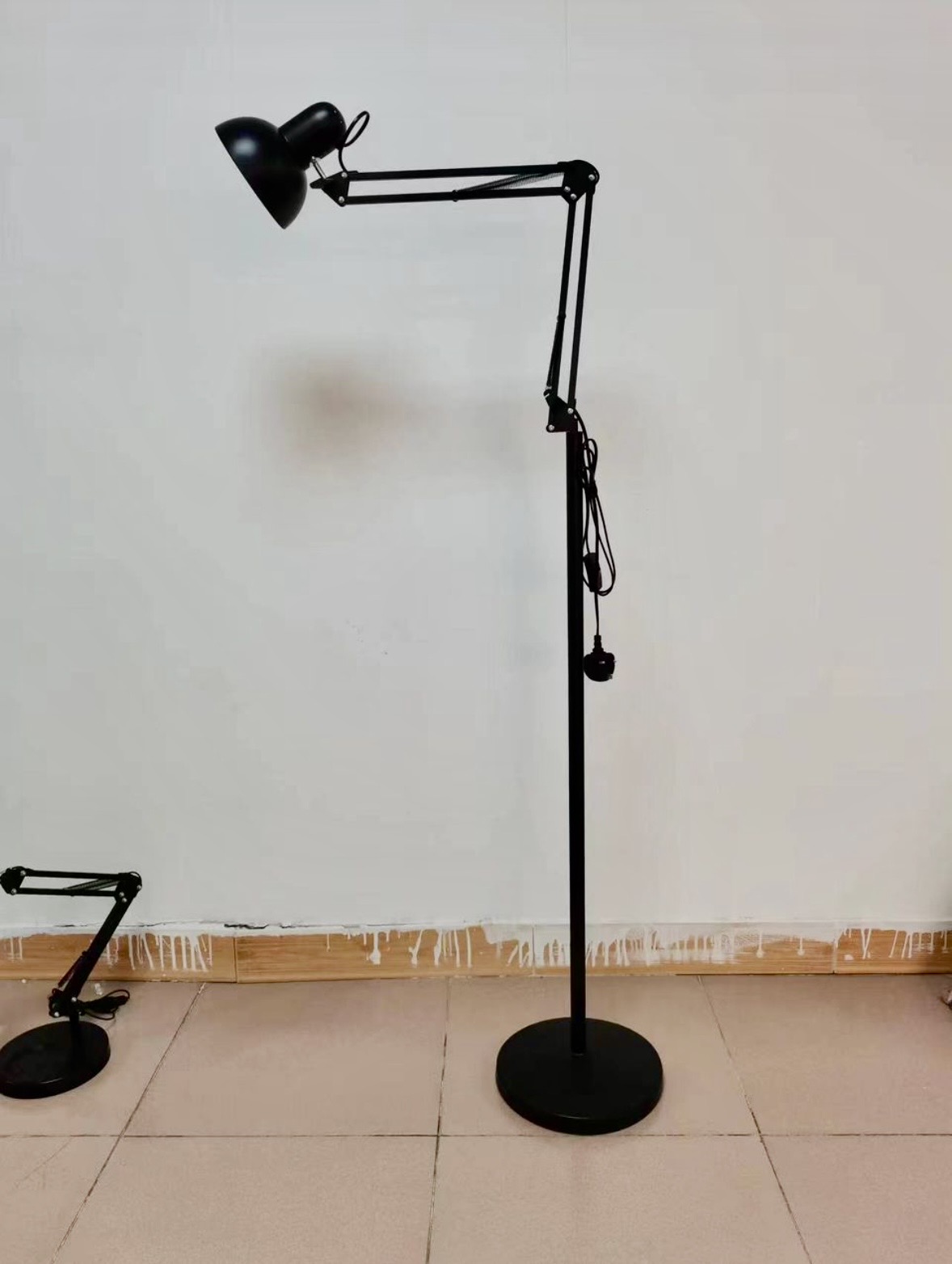 Adjustable Long-Arm Swing Floor Lamp (Black) 1